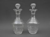 deux vases en verre transparent posés sur une surface grise