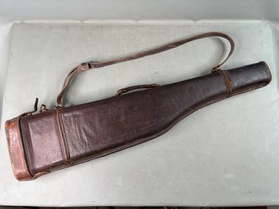 un étui en cuir marron muni d'un bracelet marron