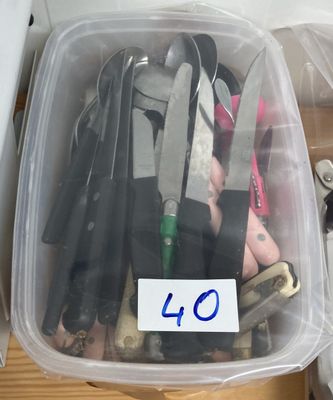 un récipient en plastique contenant divers ustensiles de cuisine