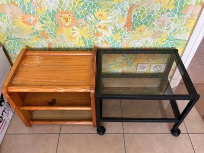 deux tables placées l'une à côté de l'autre sur le sol