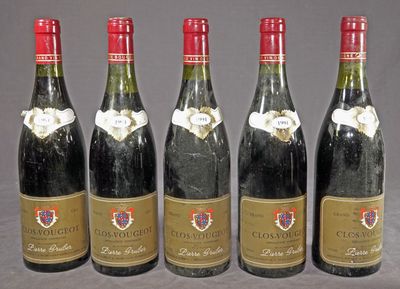 quatre bouteilles de vin sont alignées sur une table