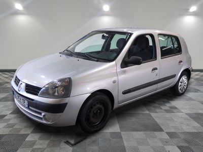 la photo d'une petite voiture argentée garée dans un garage
