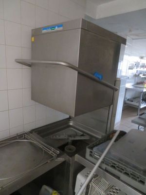 une cuisine équipée d'un évier, d'une cuisinière et d'un lave-vaisselle