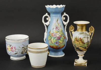Ensemble en porcelaine de Paris comprenant: