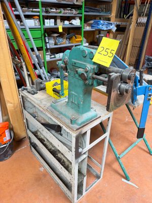 une machine posée sur un socle dans un magasin