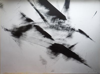 une photo en noir et blanc d'un tableau accroché au mur