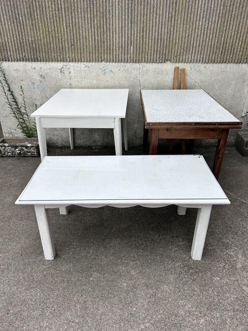 Ensemble de petit mobilier comprenant : 1 table basse en boi…