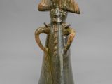 une image représentant une figurine en céramique d'un homme portant un chapeau