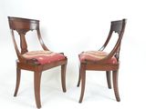paire de chaises anciennes en acajou avec des coussins rembourrés rouges