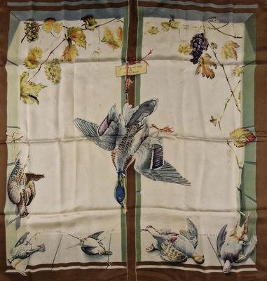une image représentant une écharpe ornée d'oiseaux et de fleurs