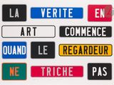de nombreux panneaux de signalisation de différentes couleurs sur un fond blanc