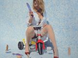 tableau représentant une femme assise sur un tricycle, un peigne à la main