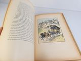 une personne tenant un livre ouvert sur lequel figure l'image d'une calèche