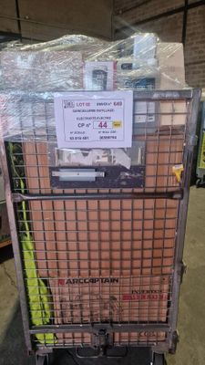 un chariot sur lequel sont posés de nombreux cartons