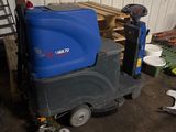 une photo d'une autolaveuse dans un garage