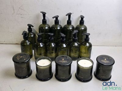 Des bougies sont alignées sur une table, à côté de flacons de lotion