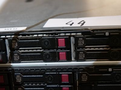 un gros plan sur un rack de serveurs sur lequel est accrochée une étiquette de prix