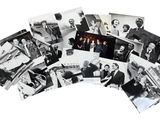 photographie en noir et blanc représentant une pile de vieilles photos d'hommes