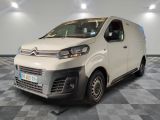 la camionnette blanche est garée sur le sol en damier d'une pièce