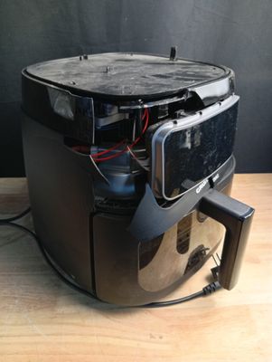 une photo d'une cafetière posée sur une table en bois