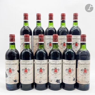 plusieurs bouteilles de vin sont alignées sur une surface blanche