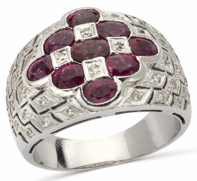 gros plan d'une bague en diamant et rubis sur fond blanc