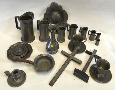 de nombreux objets en cuivre sur une table ornée d'une croix