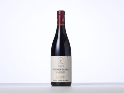 une bouteille de vin rouge posée sur une table
