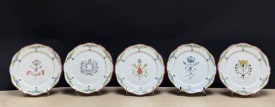 six assiettes aux motifs variés sont alignées sur une table