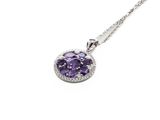 un gros plan d'un collier orné d'une pierre violette