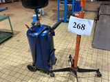 une photo d'un bidon d'essence posé sur un support dans un garage