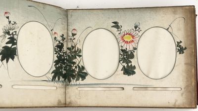 un livre ouvert sur lequel figure une illustration de fleurs et de feuilles