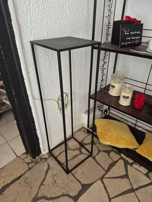 une étagère dans une pièce, sur laquelle sont posées des bougies