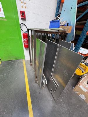 une photo d'une pièce avec un mur vert et une porte en métal
