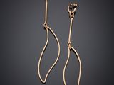 une paire de boucles d'oreilles en or sur fond noir