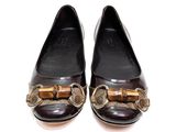 une paire de chaussures pour femme avec une boucle en métal et un talon en bois
