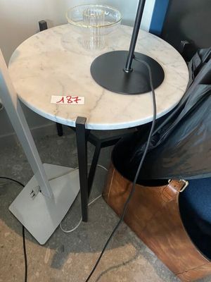 1 Table basse ronde petite en marbre blanc, pied métal noir.