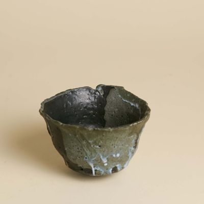 Bol sculpture en grès émaillé à relief d'écorces. Signé (cér…