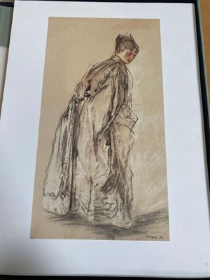 un dessin représentant une femme en robe longue, assise à une table