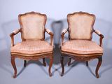 paire de fauteuils à dossier en rotin de style Louis XV