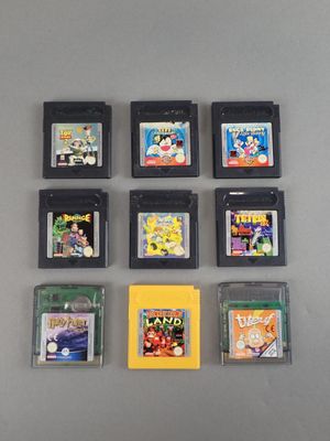 il y a plein de jeux Nintendo sur la table