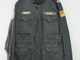 une vieille veste de l'armée de l'air américaine accrochée au mur