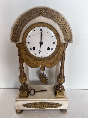une horloge posée sur une table