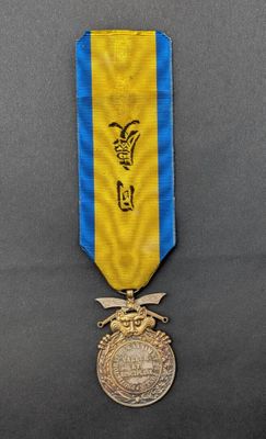 Gros plan sur une médaille entourée d'un ruban