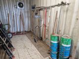 une pièce où se trouvent de nombreux outils et équipements