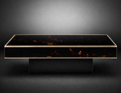 une table basse noire et dorée avec un plateau en verre