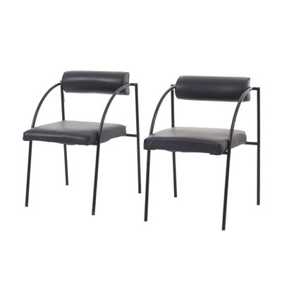 une paire de fauteuils en cuir noir avec des pieds en métal