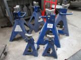 cinq crics bleus posés par terre dans un garage