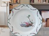 une assiette avec un oiseau posée sur une table