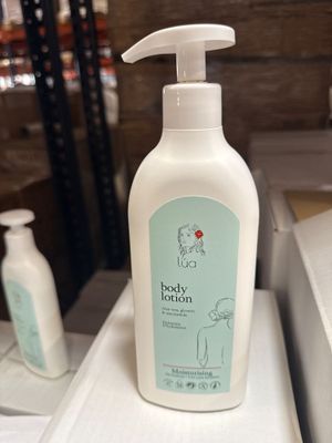 des flacons de lait pour bébé posés sur le comptoir d'un magasin